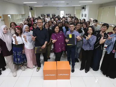 Peserta dan pembicara berfoto bersama usai gelaran program Liputan6.com Connect di kampus Vokasi Universitas Indonesia, Depok, Jawa Barat pada 11 November 2025. Mengusung tema “Building a Strong Brand Position in the Digital Era”, Liputan6.com kembali menggelar program Liputan6.com Connect di kampus Vokasi Universitas Indonesia, Depok, Jawa Barat. (Liputan6.com/Helmi Fithriansyah)