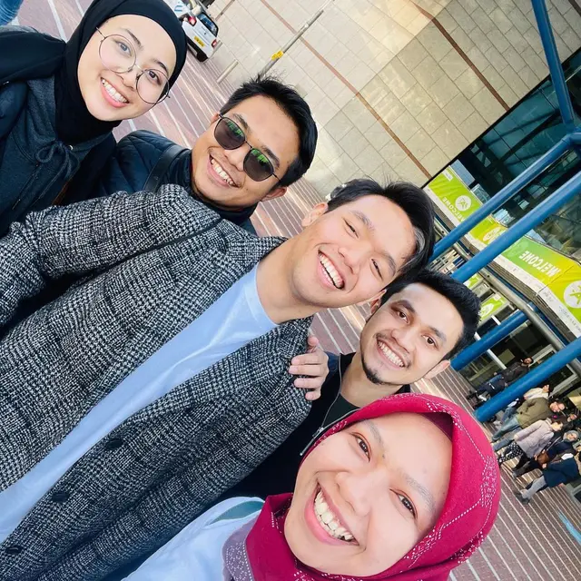 Kini Berada di Inggris, Ini 6 Potret Raeni Anak Tukang Becak Viral Bareng Atlet Bulutangkis