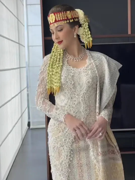 Tampilan Jessica Mila semakin mewah dengan perhiasan silver, dari kalung yang melingkar di lehernya dan anting-anting semakin memperindah tampilannya. Credit: Instagram (@thebridestory)