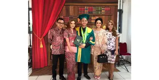 Azirel Hermansyah anak mantan pasangan Anang Hermansyah dan Krisdayanti baru saja wisuda SMA. Azriel mengikuti wisuda di sekolahnya, di Jakarta Sabtu (12/5/2018). (instagram/ashanty_ash)