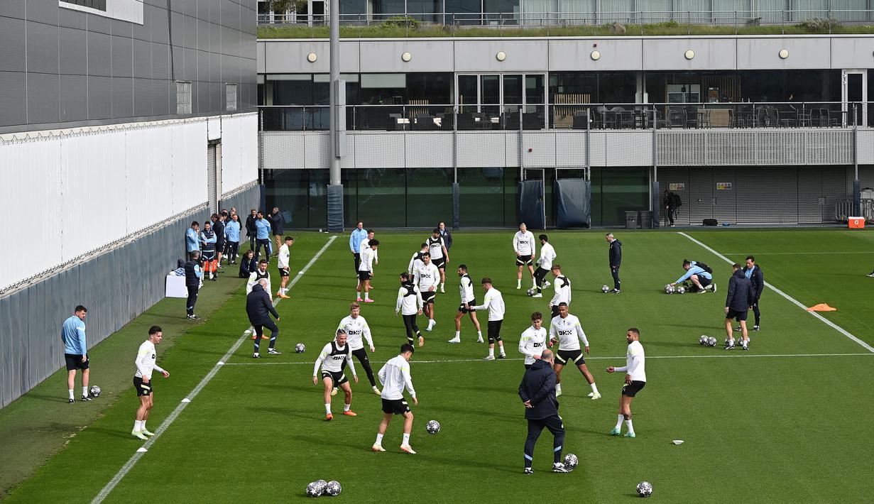 Sejumlah pemain Manchester City melakukan latihan menjelang laga semifinal Liga Champions 2022/2023 melawan Real Madrid di Manchester City training ground, Manchester, Inggris, Rabu (16/05/2023) waktu setempat. (AFP/Oli Scarff)