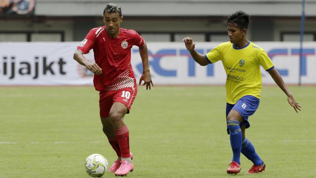 Gelandang Persija Jakarta, Bruno Matos, menggiring bola saat melawan 757 Kepri Jaya. (Bola.com/Yoppy Renato)