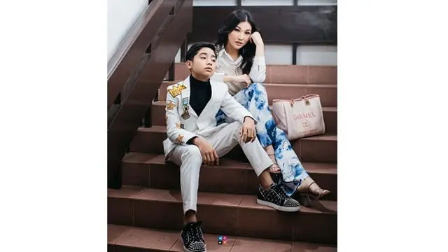 Disebut Bak Adik Kakak, Ini 6 Gaya Betrand Peto dan Sarwendah Tampil Modis