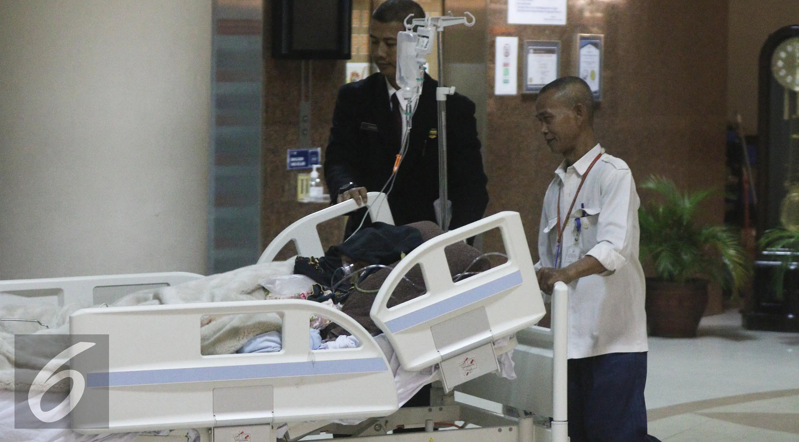 Julia Perez dipindah ke ruang perawatan oleh petugas medis RSCM, usai melakukan cuci darah dan CT Scan. (Herman Zakharia/Liputan6.com)