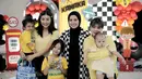 Sarwendah tampil kompak dengan anak-anaknya mengenakan kaos kuning dan celana panjang warna hitam. (Instagram/tya_ariestya).