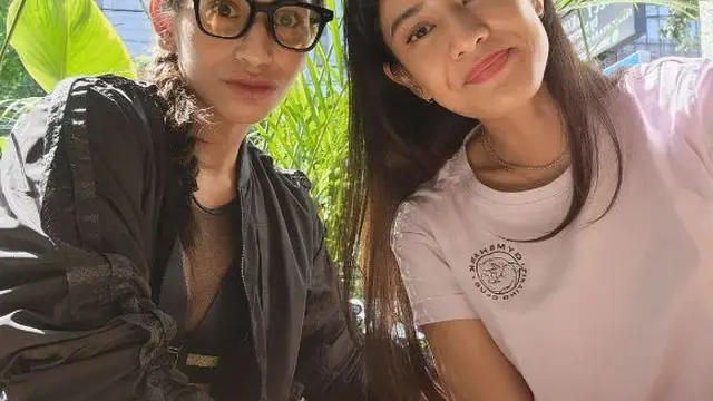 Dian Sastrowardoyo sarapan bersama teman-temannya (Instagram/therealdisastr)