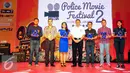 Media patner mendapatkan plakat penghargaan  karena ikut berperan penting dalam festival film pendek Polisi 2015, Jakarta, Sabtu (13/6/2015). (Liputan6.com/Yoppy Renato)