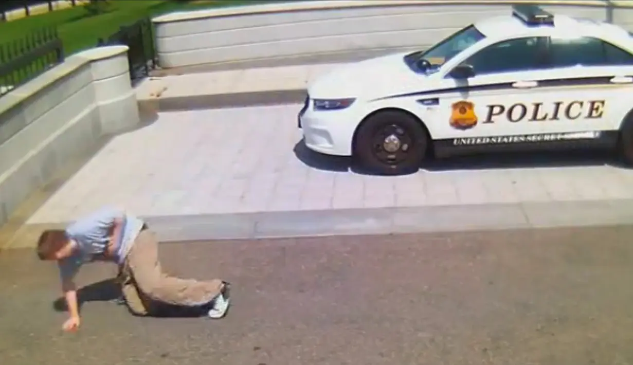 Jesse Olivieri saat tertembak oleh petugas keamanan Gedung Putih, AS pada 20 Mei 2016. Otoritas setempat mengatakan, Jesse sengaja melakukan aksinya tersebut agar polisi menembak mati dirinya. (U.S. District Attorney's Office, D.C./Handout via Reuters)