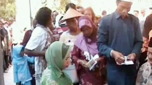 Berdesakan Antre BLSM, Sejumlah Manula Pingsan