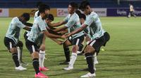 Para pemain Timnas U-16 sedang berlatih di lapangan GOR UNS, Solo, Minggu (23/6) malam.(Liputan6.com/Fajar Abrori)