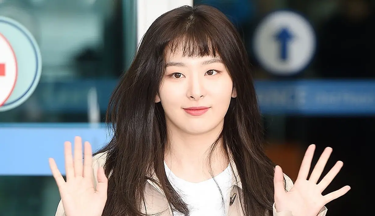 "Kau akan jadi adikku, dan tak benar rasanya jika aku tak tahu apa-apa tentang adikku. Aku harus mengetahui hal itu supaya lebih dekat," ujarnya. (Foto: instagram.com/seulgiredvelvet)