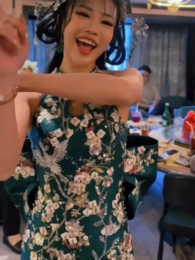 Pesona Jessica Jane saat Sangjit Dibalut Cheongsam. [@jessicajane99]