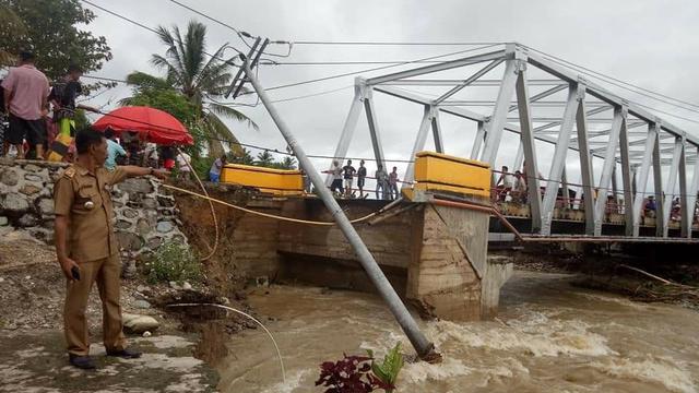 Jalan Trans Sulawesi di Desa Mataiwoi Putus Diterjang ...