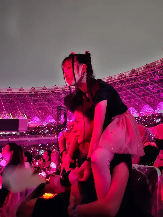 Untuk membuat sang buah hati senang, Sarwendah sampai rela memanggul putrinya di pundaknya. "Mini Jenny happy ya ci 😍😍 bunda kuat banget kereen," tulis yosiemauliza. "Slide 2 strong women bgttt."  tulis lestyprasetyani. [Istagram/sarwendah29]