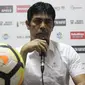 Pelatih PS Tira, Nilmaizar seusai laga kontra Mitra Kukar, Selasa (10/7/2018) di Stadion Sultan Agung, Bantul. (Bola.com/Permana Kusumadijaya)