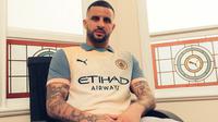 Bek Manchester City, Kyle Walker, mengenakan jersey keempat tim yang terinspirasi dari album Oasis berjudul&nbsp;Definitely Maybe. (Bola.com/Manchester City)