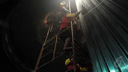 Pilar-pilar di dalam Masjid Istiqlal dibersihkan oleh sejumlah petugas, Jakarta, Selasa (19/5/2015). Kegiatan pembersihan tiang tersebut guna menyambut bulan suci Ramadan yang jatuh pada pertengahan Juni mendatang. (Liputan6.com/JohanTallo)