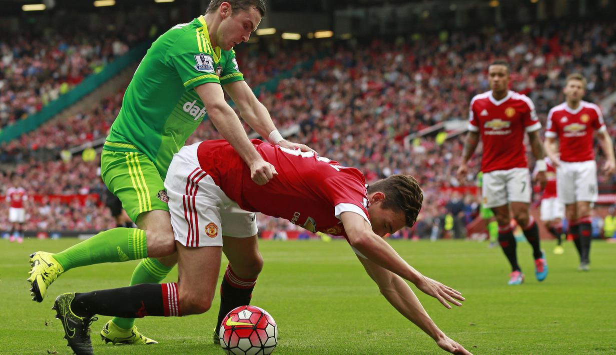 Bek Manchester United Matteo Darmian berusaha melewati pemain Sunderland, Adam Johnson pada laga Liga Inggris di Stadion Old Trafford, Manchester, Sabtu (26/9/2015). (Action Images via Reuters/Jason Cairnduff)