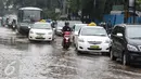 Sejumlah kendaraan mencoba menerobos genangan air di Jalan Cikini Raya, Jakarta, Sabtu (7/11). Meski baru pertama kali diguyur hujan selama musim kemarau, jalan tersebut langsung terendam air. (Liputan6.com/ Immanuel Antonius)