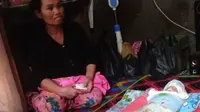 Lismayeni bersama bayinya yang meninggal dunia karena diduga menghirup kabut asap. (Liputan6.com/M Syukur)