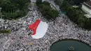 Sebuah bendera merah putih berukuran besar dibentangkan saat aksi damai di Bundaran Patung Kuda, Jakarta, Jumat (4/11). Massa menuntut  Gubernur Jakarta Basuki T Purnama agar diadili  atas dugaan penistaan agama. (Liputan6.com/Fery Pradolo)