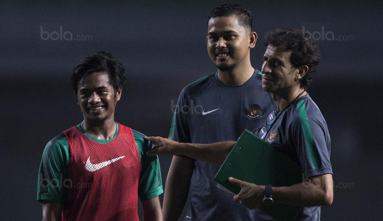 Pelatih Timnas Indonesia, Luis Milla, berdiskusi dengan Ilham Udin Armaiyn saat latihan di Stadion Patriot, Bekasi, Senin (2/10/2017). Latihan ini merupakan persiapan jelang laga persahabatan melawan Kamboja. (Bola.com/Vitalis Yogi Trisna)