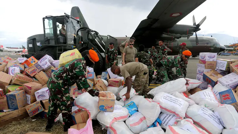 Prajurit TNI dan AS Distribusikan Bantuan di Palu