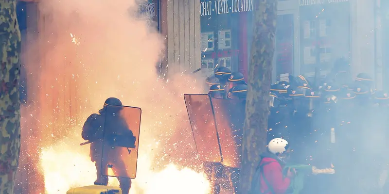 20160428-Demo Paris Ricuh, Polisi Bentrok dengan Demonstran Buruh-Paris