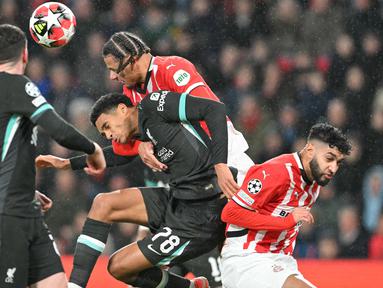Pemain Liverpool, Jarell Quansah (tengah kiri) berebut bola dengan bek PSV Eindhoven Armando Obispo (tengah kanan) pada matchday 8 league phase Liga Champions 2024/2025 di Philips Stadion, Eindhoven Rabu 29 Januari 2025 waktu setempat atau Kamis (30/1/2025) dini hari WIB. (NICOLAS TUCAT/AFP)