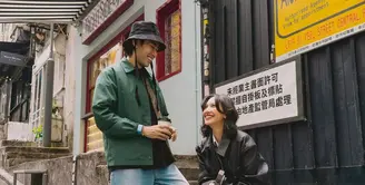 Pasangan Vidi Aldiano dan Sheila Dara memilih tampilan layering yang santai namun tetap stylish saat liburan ke Macau. Dengan mengenakan jaket berkerah dipadukan celana jeans, keduanya memberikan kesan kasual yang chic. [@vidialdiano].
