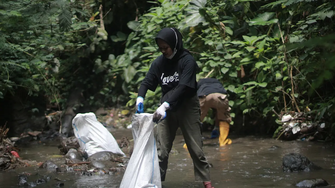 Aksi Bersih-Bersih Sungai Cipaganti Sambut World Cleanup Day 2022