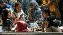 Pengunjung mencicipi durian saat acara Durian Fair 2016 di Blok M Square, Jakarta, Sabtu (27/2). Dalam acara ini, pengunjung bisa menemukan sekitar 20 jenis durian unggul dari berbagai daerah di Jawa Tengah dan Jawa Barat. (Liputan6.com/Yoppy Renato)