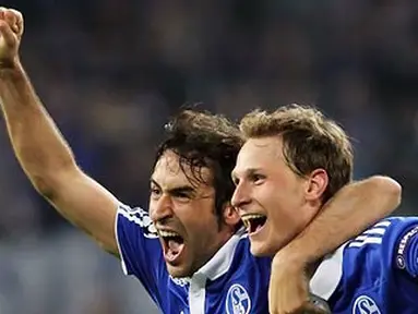 Raul Gonzalez (kiri) dan Benedikt Howedes dua pencetak gol untuk Schalke yang mengalahkan Inter Milan 2-1 pada leg kedua perempat final Liga Champions di Gelsenkirchen, 13 April 2011. Schalke unggul agregat 7-3. AFP PHOTO/DANIEL ROLAND