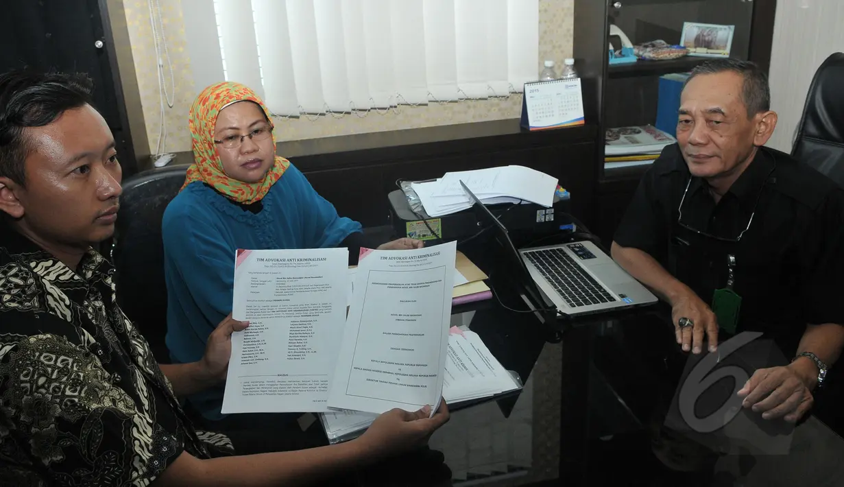 Kuasa Hukum Novel Baswedan Muji Kartika Rahayu bersama biro hukum KPK menunjukkan surat pendaftaran permohonan praperadilan di PN Jakarta Selatan, Senin (4/5/2015). (Liputan6.com/Herman Zakharia)