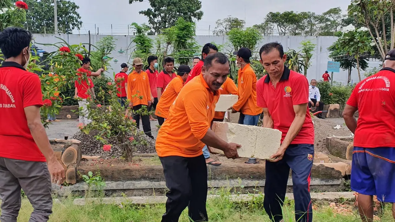 Pelatihan pertukangan warga binaan lapas Surabaya. (Dian Kurniawan/Liputan6.com)
