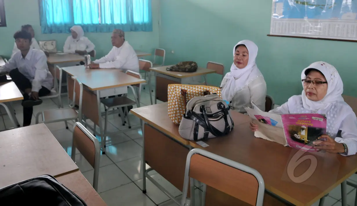 Sejumlah peserta bersiap mengikuti Ujian Nasional (UN) kesetaraan paket B di SMPN 80 Jakarta, Senin (4/5/2015). Sebanyak 378 peserta, termasuk peserta berusia lanjut mengikuti UN di hari pertama tersebut. (Liputan6.com/Johan Tallo)