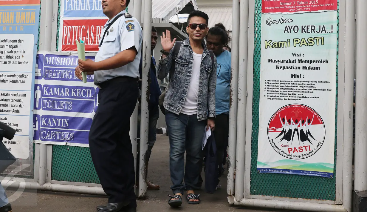 Muncikari artis, Robby Abbas melambaikan tangan saat keluar dari LP Cipinang, Jakarta, Selasa (10/5). Robby yang ditunggu para pewarta enggan buka suara perihal kasus prostitusi artis yang membuatnya mendekam di penjara. (Liputan6.com/Herman Zakharia)