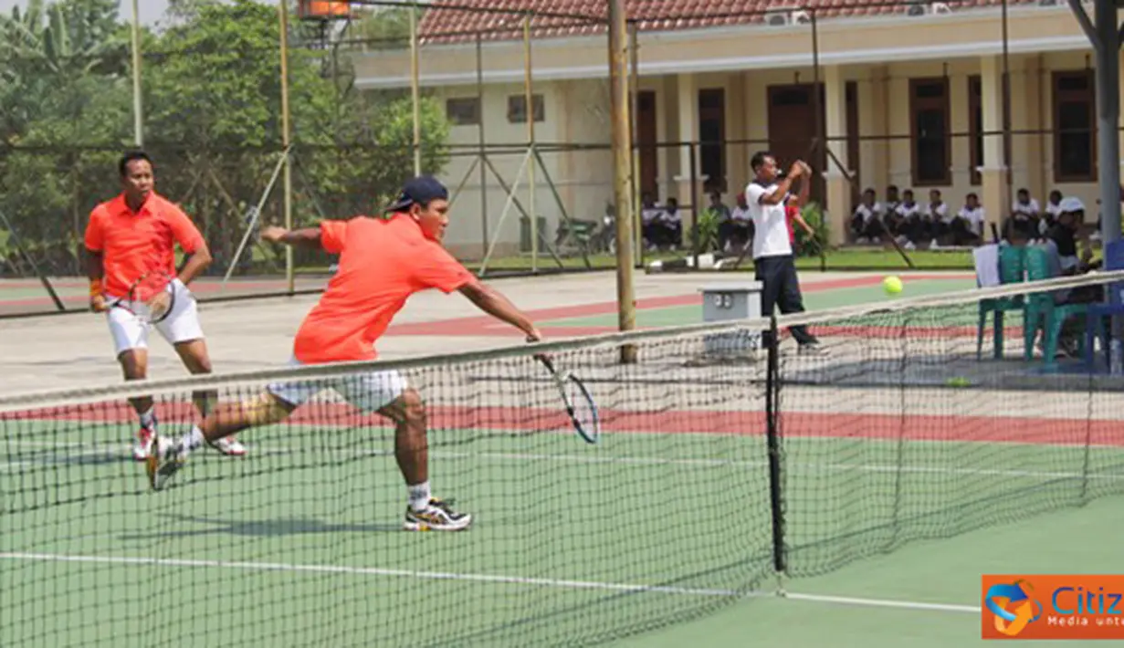 Citizen6, Cilangkap: Asrena Pangkolinlamil, Kolonel Laut (P) Ahmadi Heri Purwono berpasangan dengan Letkol Laut (T) Deddy Coredikris L ketika memenangkan pertandingan di lapangan Tenis Mabesal, Cilangkap Jakarta Timur, Selasa (12/6). (Pengirim: Dispenkoli