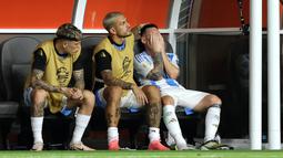 Eks pemain Barcelona itu juga tampak menangis saat berada di bench pemain cadangan. (AFP/Charly Triballeau)