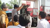 Polisi mengecek dan membongkar dispenser SPBU di Pantura Pemalang. (Foto: Liputan6.com/Polres Pemalang)