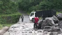Truk terjebak aliran sungai yang membawa material lahar dingin Gunung Semeru (Dian Kurniawan/ Liputan6.com)