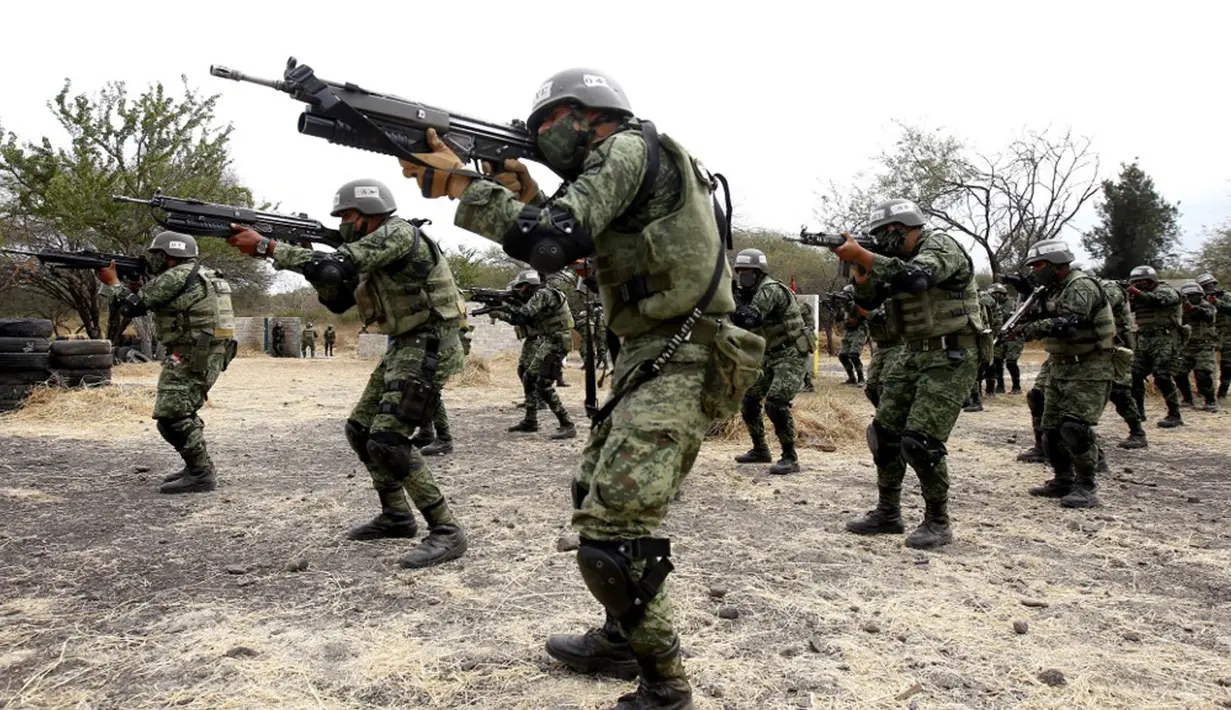 Anggota Angkatan Darat Meksiko melakukan manuver senapan FX-05 Xiuhcoatl buatan Meksiko saat pelatihan pasukan khusus di Pangkalan Militer Los Capulines, Jamay, Jalisco, Meksiko, 21 Januari 2022. Tentara Meksiko melatih 650 anggota keamanan nasional dan keamanan dalam negeri. (ULISES RUIZ/AFP)