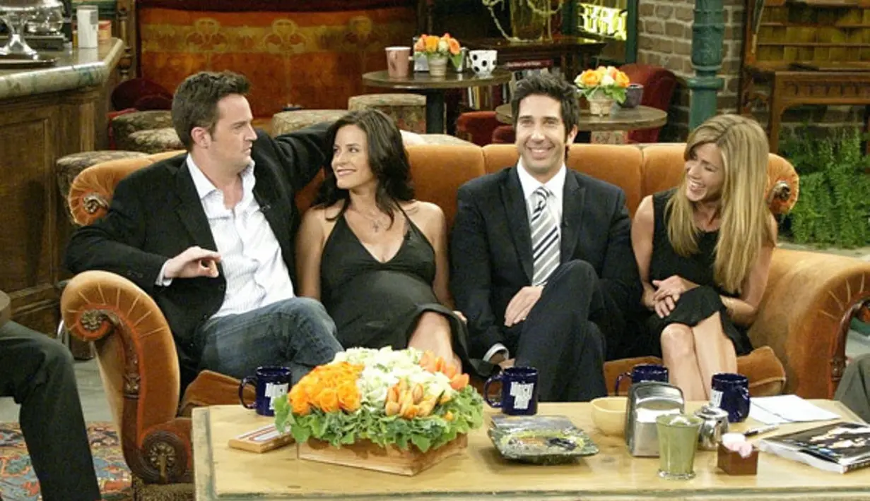 Courtney Cox berperan sebagai Minica Gellar hamil ketika tengah sibuk syuting Friends. Akhirnya ia pun menggunakan baju untuk menyembunyikan perut buncitnya. (Babygaga)