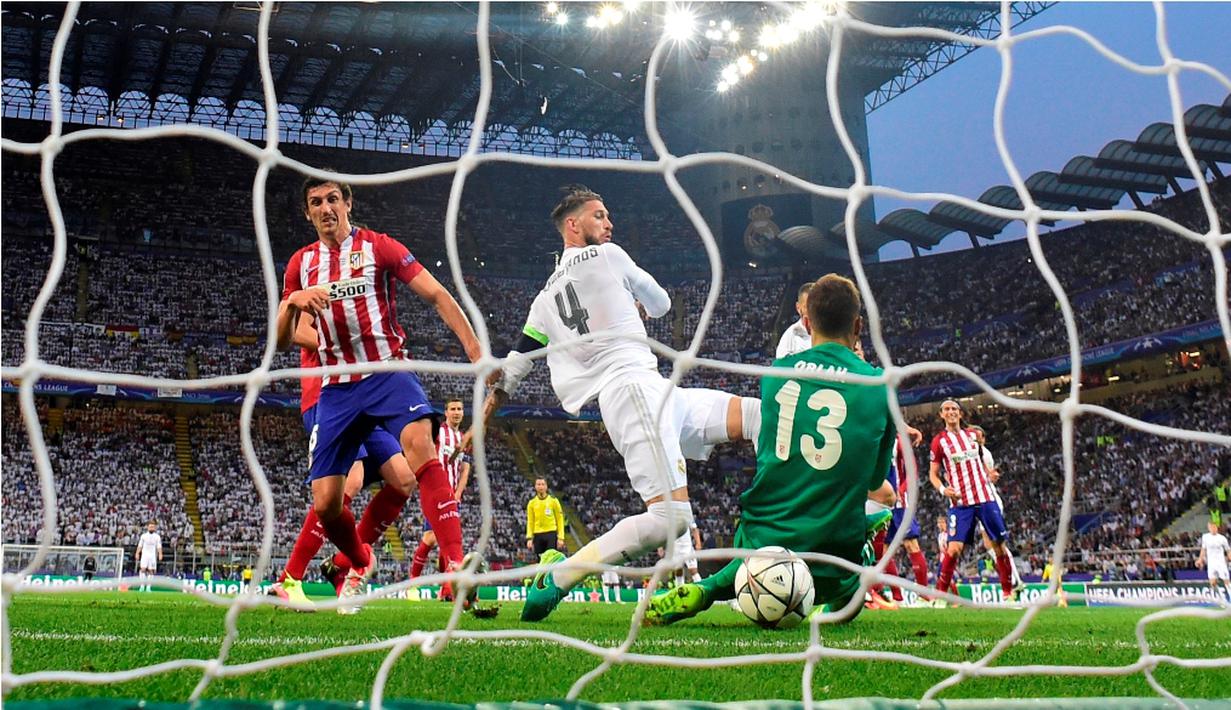 Pemain Real Madrid, Sergio Ramos, mencetak gol ke gawang Atletico Madrid dalam final Liga Champions di Stadion San Siro, Milan, Minggu (29/5/2016) dini hari WIB. (AFP/Pierre-Philippe Marcou)