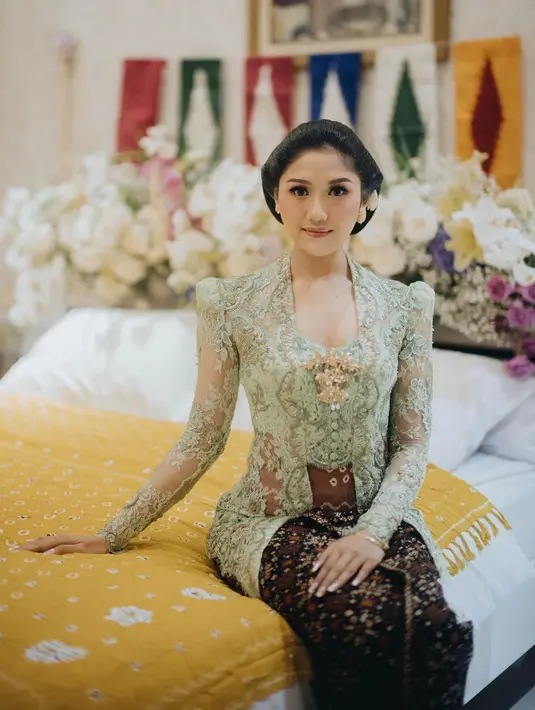 Momen Erina Gudono berkebaya lainnya terlihat dalam acara sungkeman. Cantik bak pengantin Jawa, Erina mengenakan kebaya hijau muda yang lembut dengan aksen di bagian bahu yang terstruktur.