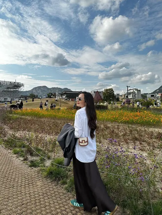 Outfit liburan musim gugur Beby Tsabina juga nggak kalah keren. Ia mengenakan oversized shirt putih, yang ditumpuk dengan oversized blazer abu-abu, dan rok panjang berwarna hitam. [@bebytsabina]