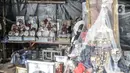 Pedagang parsel menunggu pembeli di kawasan Cikini, Jakarta, Selasa (29/12/2020). Menurut salah satu pedagang, Dede (48), pandemi COVID-19 mengakibatkan penjualan parsel selama Natal dan jelang Tahun Baru merosot drastis dibandingkan tahun lalu. (merdeka.com/Iqbal S. Nugroho)