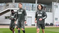 Edinson Cavani (kanan) berjalan bersama Nemanja Matic (tengah) untuk menjalani sesi latihan Manchester United. (Dok. Twitter/Manchester United)