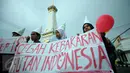 Mahasiswa membawa spanduk saat aksi peringatan Hari Hutan Dunia di Tugu ,Yogyakarta, Senin (21/3). Mahasiswa menuntut pemerintah untuk mencegah kebakaran hutan dan lahan  dan menghukum berat pelakunya. (Foto: Boy Harjanto)