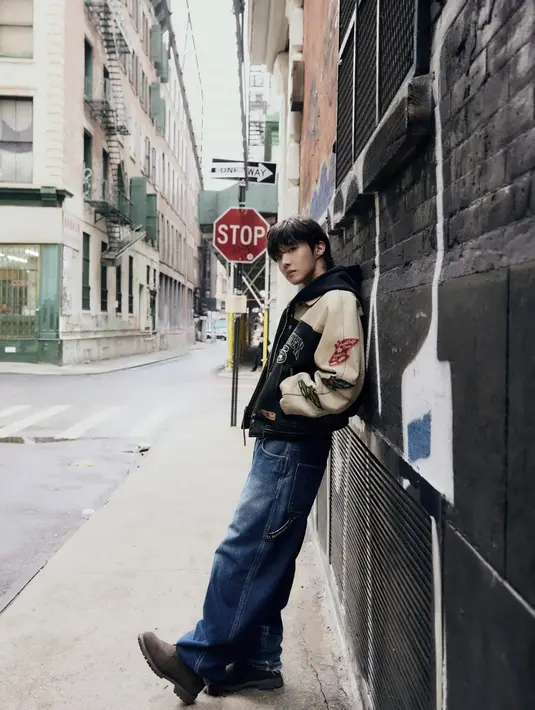 Jaket J-Hope BTS ini mungkin serupa, namun stylenya berbeda dengan sematan hoodie hitam. Paduan jeans dan booth hasilnya coboy look kekinian [@uarmyhope]